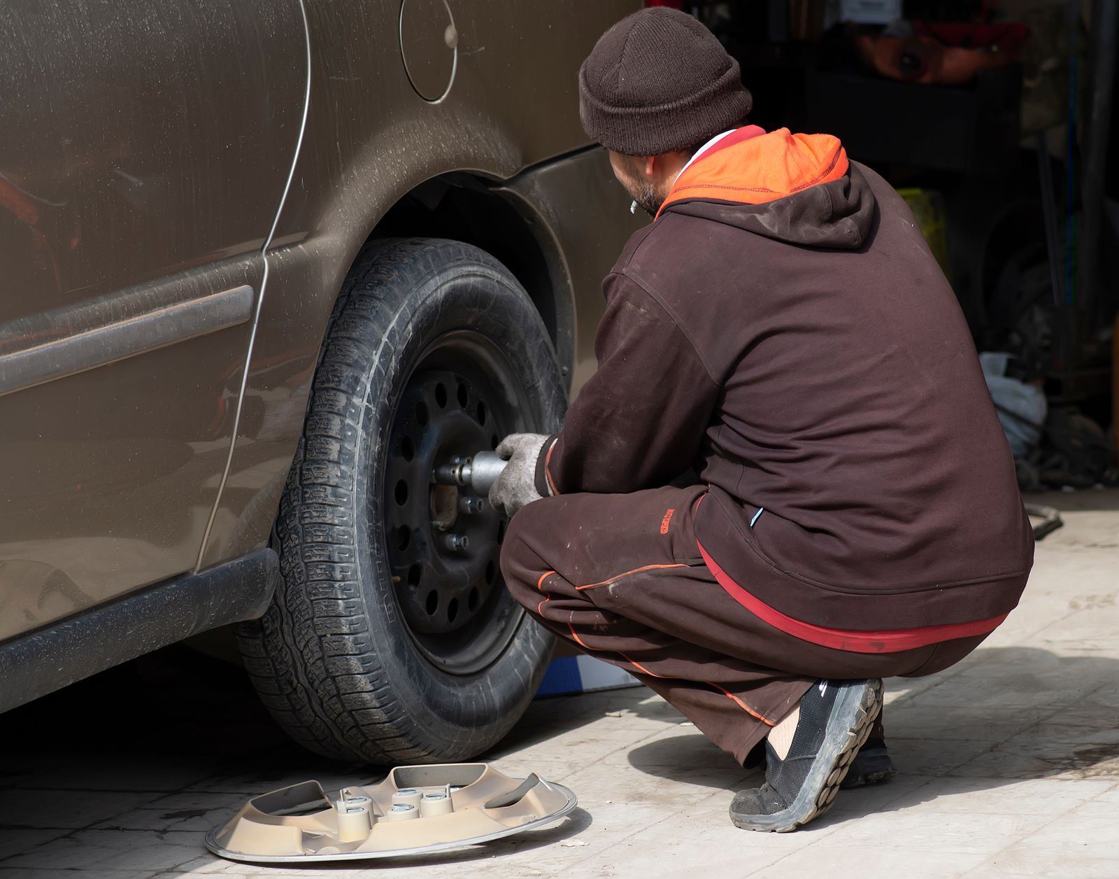Changing a car wheel
